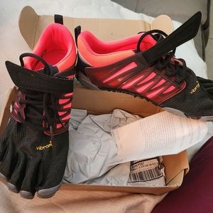 Vibram Womens size 8-8.5 V-Train running shoes (Black & Coral)